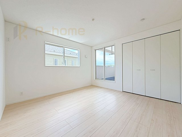 小美玉市羽刈第3　新築戸建て　2号棟の洋室|お部屋のサッシにはペアガラスを採用、高い断熱性による省エネと結露対策に有効です♪