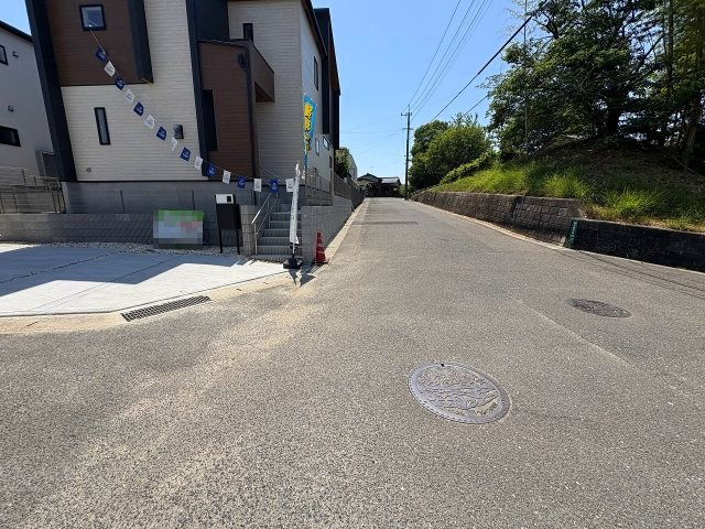 【その他】 | 大野城市南ヶ丘5丁目　1号棟（全2棟）【仲介手数料無料・0円】 | 現地写真。前面道路です。