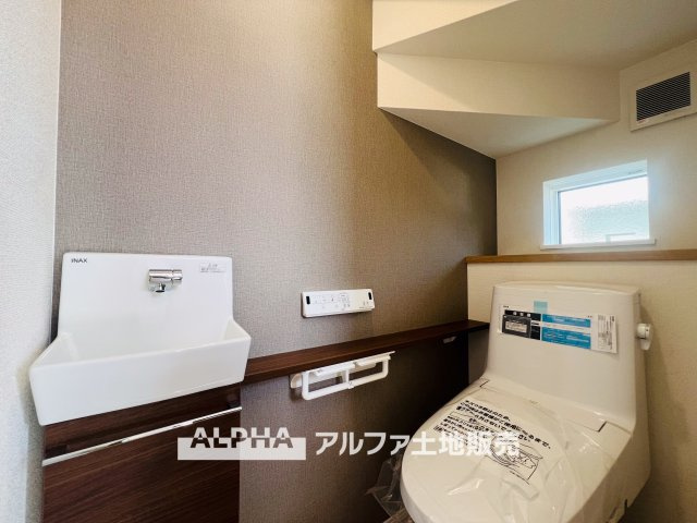 ~立川栄町2丁目新築4棟~ Newly built house　1号棟のトイレ|【Warm water flush toilet】
◆温水洗浄便座付きトイレ◆お掃除も楽々。快適に過ごすためには今や欠かせない設備の一つです。壁掛けリモコンで使いやすくいつでも清潔に保てます。