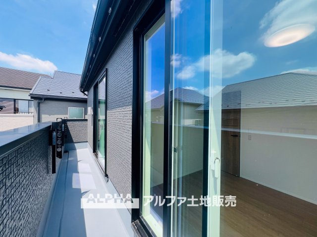 ~立川栄町2丁目新築4棟~ Newly built house　1号棟のバルコニー|【Balcony】◆バルコニー◆日当たりの良いバルコニーは、洗濯物がよく乾くだけでなく、外の空気を感じながらひと息つける場所。暮らしに心地よい余白をもたらします。