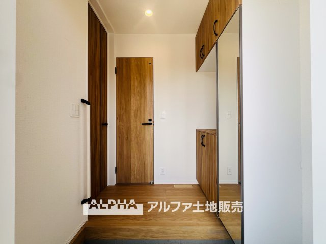 ~立川栄町2丁目新築4棟~ Newly built house　1号棟の玄関|【Welcome Space】
◆玄関◆帰宅時にほっとできる、穏やかな空気感の玄関。整った空間が日々の切り替えを自然にサポートし、来客時にも好印象を与えます。