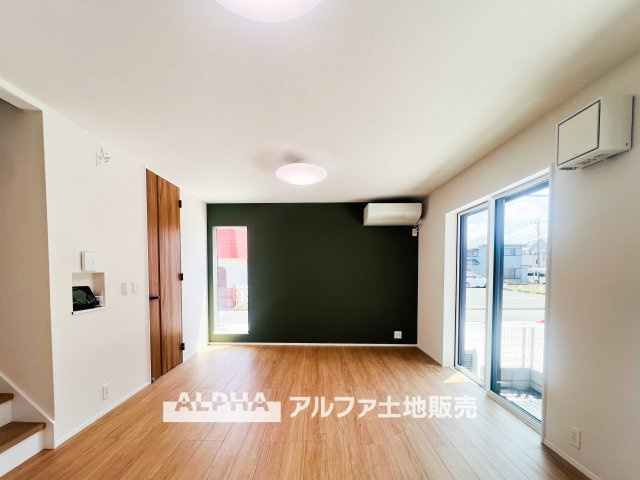 ~立川栄町2丁目新築4棟~ Newly built house　1号棟の居間・リビング|【A place that feels right】◆自然と人が集まる◆
広がりを感じる住空間と、手触りのある落ち着いた雰囲気。
ここで重ねる毎日が、暮らし方そのものを静かに変えていく。