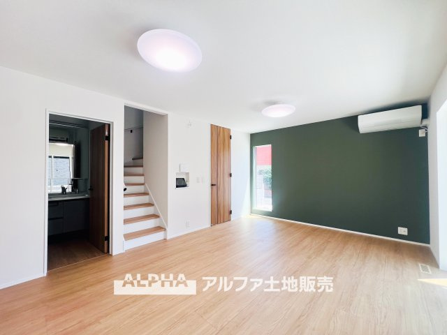 ~立川栄町2丁目新築4棟~ Newly built house　1号棟の居間・リビング|【A warm space】◆心をほどく場所◆
ゆったりとした空間に包まれ、誰かを迎えることが日常になる住まい。
この環境で暮らすうちに、時間の使い方も、人との距離感も変わっていく。