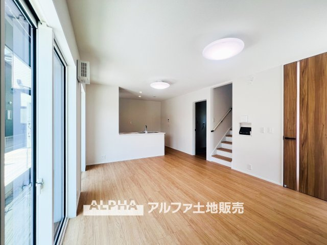 ~立川栄町2丁目新築4棟~ Newly built house　1号棟の居間・リビング|【A home found by chance】
◆偶然見つけた物件で◆思わぬ空間を手に入れたい。愛を育み、人と出会い、新たな命に恵まれる。そんな未来を創造してぬくもりのある住空間を君と共有したい。