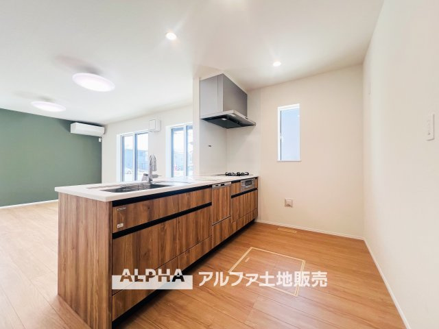 ~立川栄町2丁目新築4棟~ Newly built house　1号棟のキッチン|【Feel at Home】
◆自然と居場所になる◆料理をしながら会話が広がる、家族との時間を大切にできるキッチン。空間全体に統一感があり、住まいにやさしいぬくもりを感じられます。