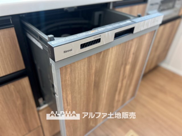 ~立川栄町2丁目新築4棟~ Newly built house　1号棟のキッチン|【Food washing machine】
◆食洗機◆お子様の面倒を見れる時間が増え時短になります。加えて手荒れも防げてしかも節水が高い為、大変人気があり重宝します。