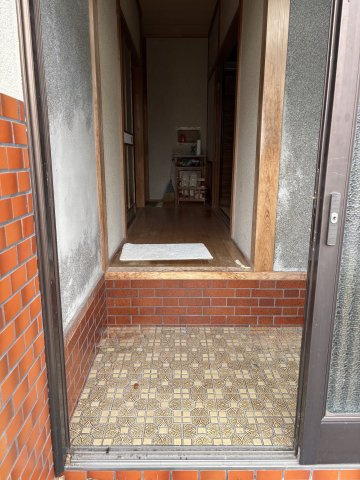 「ガレージと離れ付き平屋」香美市香北町永野　中古一戸建ての玄関