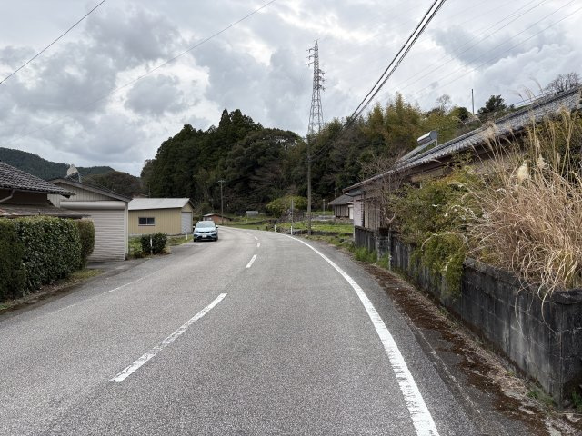 「ガレージと離れ付き平屋」香美市香北町永野　中古一戸建ての前面道路含む現地写真