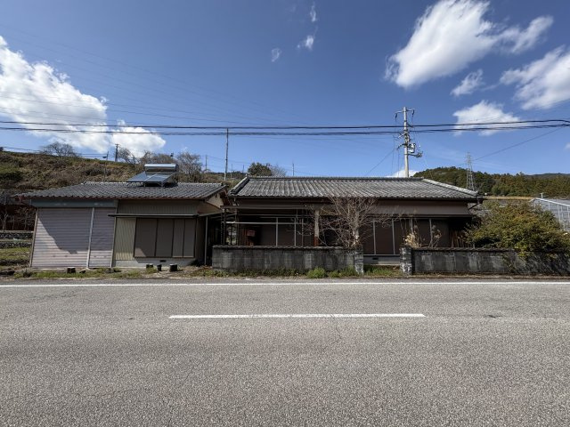 【ガレージと離れ付き平屋】香美市香北町永野　中古一戸建ての外観|暮らしやすい２６坪の平屋