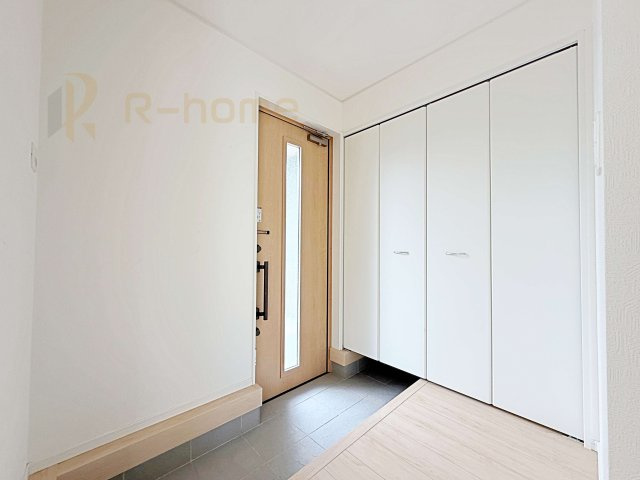 小美玉市羽刈第3　新築戸建て　3号棟の玄関|気持ちよくご家族やゲストを送迎できる穏やかな雰囲気の玄関♪大きな下駄箱で玄関廻りスッキリ♪