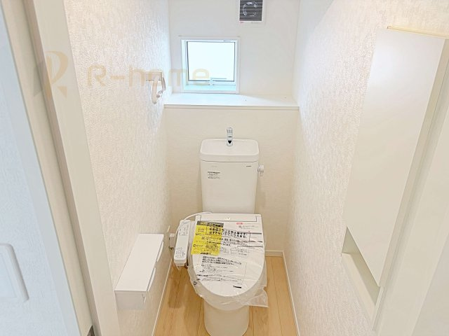 小美玉市羽刈第3　新築戸建て　3号棟のトイレ|温水洗浄便座付きのトイレ。
トイレが２ヵ所設置で朝の忙しい時間でも安心です。