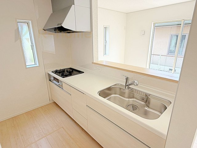 小美玉市羽刈第3　新築戸建て　3号棟のキッチン|料理をしながら家族とコミュニケーションが取れる対面式システムキッチン。