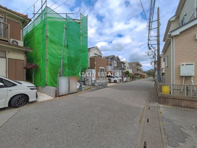 越谷市東大沢3丁目 新築分譲住宅の前面道路含む現地写真