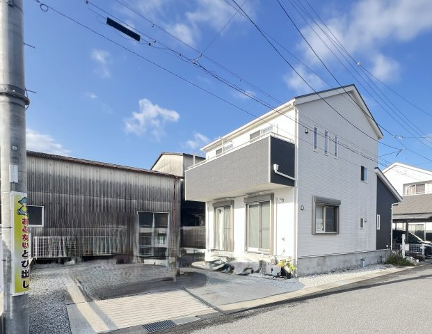 北葛城郡広陵町三吉の外観|駐車スペース確保で来客時も安心