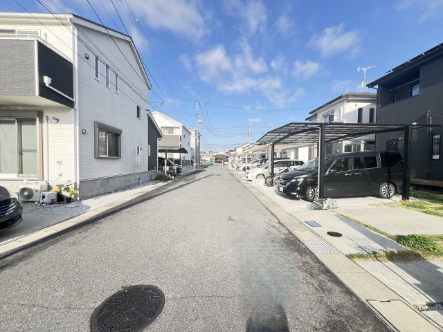 北葛城郡広陵町三吉の前面道路含む現地写真|前面スペースにゆとりがあり、開放感のある立地