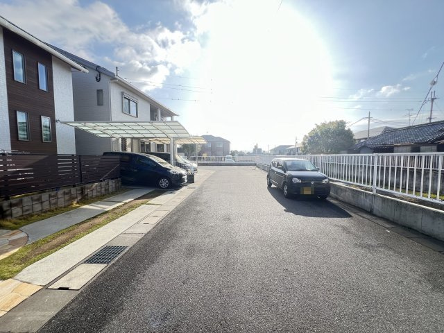 北葛城郡広陵町三吉の前面道路含む現地写真|前面スペースにゆとりがあり、開放感のある立地