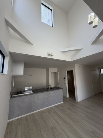 《仲介手数料無料》川越市大字藤間14-3新築一戸建てケイアイグレイスの居間・リビング|リビングには吹き抜けがあります