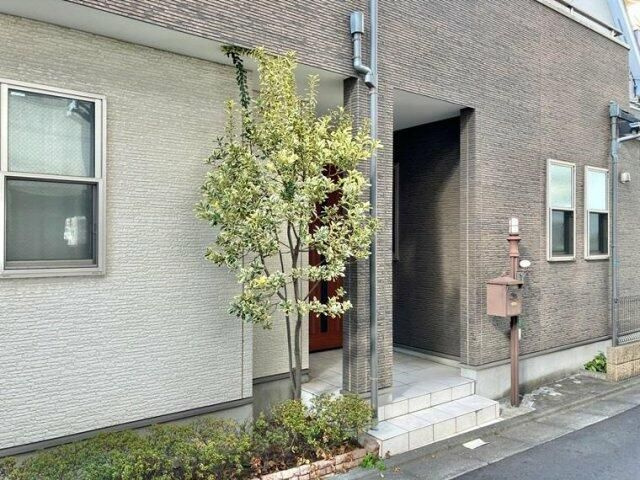 旭丘戸建のエントランス