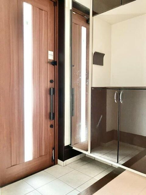 旭丘戸建の玄関