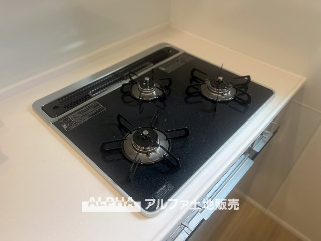 ~立川栄町2丁目新築4棟~ Newly built house　2号棟のキッチン|【gas stove】◆ガスコンロ◆使い勝手に配慮されたガスコンロを備えたキッチン。火力調整がしやすく、毎日の調理がスムーズに進み、家事の時間を心地よく支えてくれます