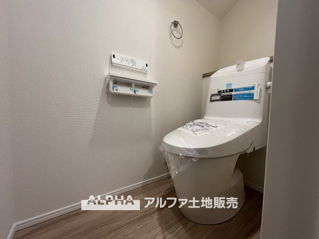 ~立川栄町2丁目新築4棟~ Newly built house　2号棟のトイレ|【Warm water flush toilet】
◆温水洗浄便座付きトイレ◆お掃除も楽々。快適に過ごすためには今や欠かせない設備の一つです。壁掛けリモコンで使いやすくいつでも清潔に保てます。