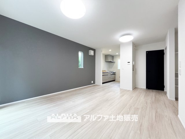 ~立川栄町2丁目新築4棟~ Newly built house　2号棟の居間・リビング|【full space】
◆気軽に人を招ける◆ゆったりとした住空間に手のぬくもりを感じれるような温かい住まい。そんな環境で暮らしていくうちに僕たちも変わって行く。