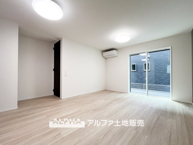 ~立川栄町2丁目新築4棟~ Newly built house　2号棟の居間・リビング|【A place that feels right】◆自然と人が集まる◆
広がりを感じる住空間と、手触りのある落ち着いた雰囲気。
ここで重ねる毎日が、暮らし方そのものを静かに変えていく。