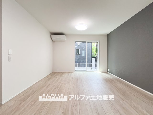 ~立川栄町2丁目新築4棟~ Newly built house　2号棟の居間・リビング|【A warm space】◆心をほどく場所◆
ゆったりとした空間に包まれ、誰かを迎えることが日常になる住まい。
この環境で暮らすうちに、時間の使い方も、人との距離感も変わっていく。