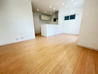 【居間・リビング】 | 西区庚午中1（古江駅）全9区画　NO3 | 14.5帖リビング☆
対面式のキッチンでリビングが見渡せるので、お子様やご家族の様子が見えて安心です♪