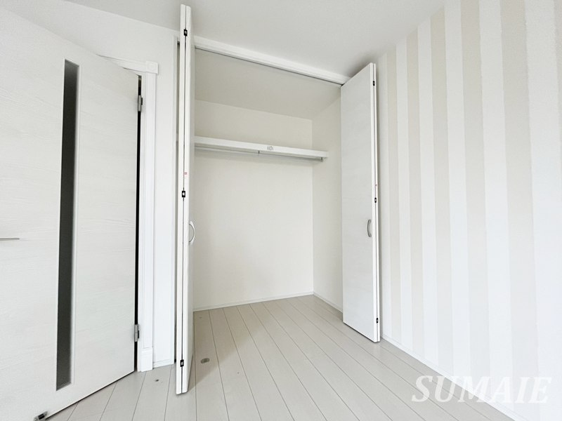 gloire　Ⅱの寝室|オシャレなアクセントクロス