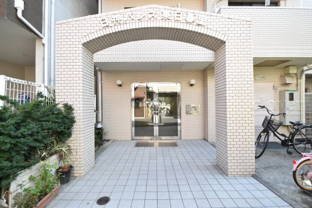 【エントランス】 | 日神パレス東日暮里 | お客様を、そして住人を出迎えてくれるマンションのエントランス。ゴミが落ちていないことからも、管理状態の良さや住民の節度の高さが見て取れます。～即日のご見学可能～　お問合せはお気軽にどうぞ。