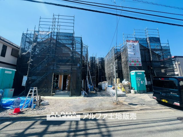 ~立川栄町2丁目新築4棟~ Newly built house　3号棟の前面道路含む現地写真|【Blue sky】
◆青空に包まれて◆ベランダから望む紺碧の空。外を眺め時を忘れるなんて、ひさしかたぶりだろうか。こんなにも広く美しい情景が我が家にも広がっているなんて。こんな時間を大切にしたい。