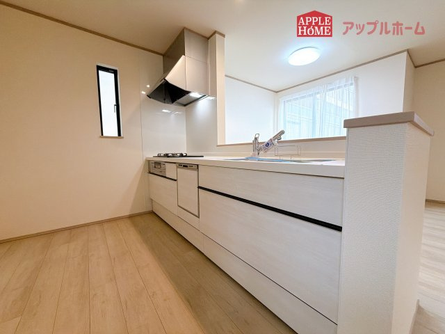 【新築住宅】さいたま市中央区下落合5丁目のキッチン|対面式キッチンは、家族のコミュニケーションを育み、子育て家族にも好適なプラン！リビングで寛ぐご家族をいつも感じられます♪会話を楽しみながら家事ができ、小さいお子様がいても安心です！