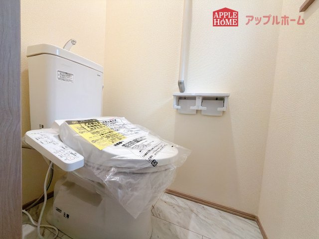 【新築住宅】さいたま市中央区下落合5丁目のトイレ|白を基調とした清潔感のある明るい空間。温水洗浄便座付きで、毎日快適・清潔に使用できます。操作しやすい壁面リモコンを採用しています。