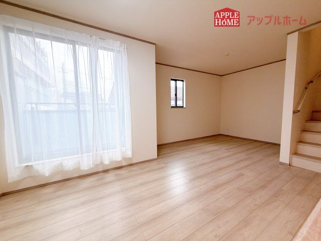 【新築住宅】さいたま市中央区下落合5丁目の居間・リビング|窓から差し込む光で家族を温かく包み込みます。明るいリビングで子育てする喜びを☆いつでも見学可能です！