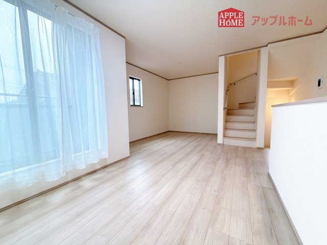 【新築住宅】さいたま市中央区下落合5丁目の居間・リビング|広々リビング×対面キッチンで家族の会話も弾みます♪家族団らんの秘訣は間取りにあり☆夢のマイホームを一緒に叶えましょう！