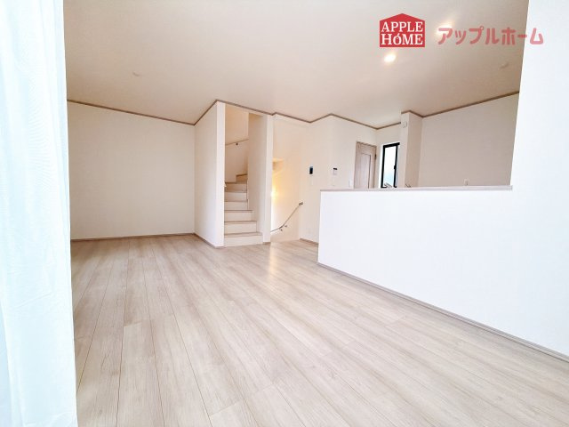 【新築住宅】さいたま市中央区下落合5丁目の居間・リビング|広々リビング×対面キッチンで家族の会話も弾みます♪家族団らんの秘訣は間取りにあり☆夢のマイホームを一緒に叶えましょう！