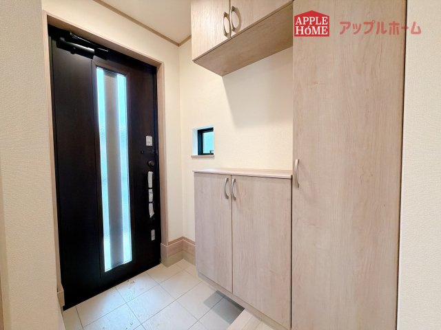 【新築住宅】さいたま市中央区下落合5丁目の玄関|住まう人も来客も入った時にワクワクさせてくれるオシャレな玄関♪収納もたっぷりあるので、靴がたくさんあっても安心！