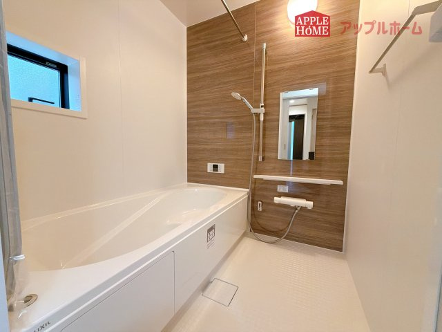 【新築住宅】さいたま市中央区下落合5丁目の浴室|窓付きのバスルームは、採光もあり明るく気持ちの良い空間です。窓があることで、換気環境も良好。掃除もスムーズに出来ます
