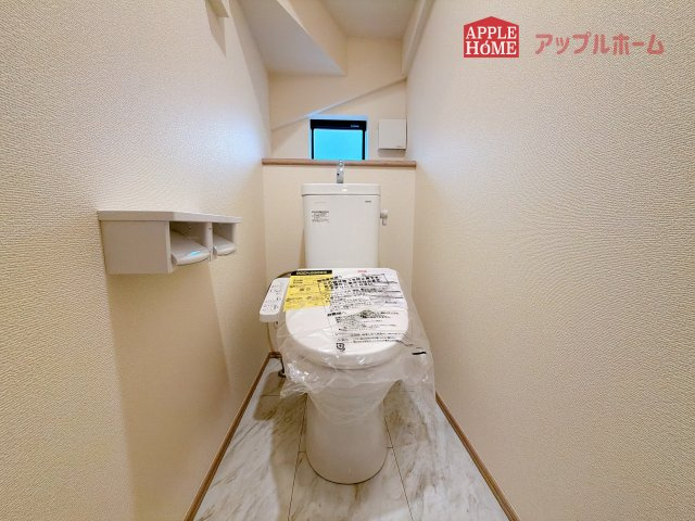 【新築住宅】さいたま市中央区下落合5丁目のトイレ|白を基調とした清潔感のある明るい空間。温水洗浄便座付きで、毎日快適・清潔に使用できます。操作しやすい壁面リモコンを採用しています。
