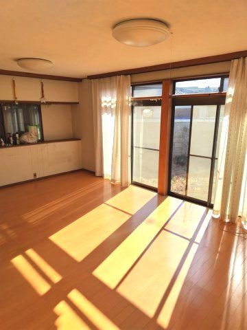 八街市八街ほ　中古戸建の居間・リビング|内装リフォーム歴あり水回含  駐車4台可能 リビング約16帖 本下水 JR総武本線八街駅徒歩約24分