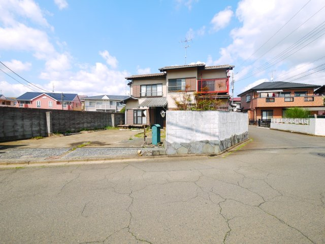 八街市八街ほ　中古戸建の前面道路含む現地写真|内装リフォーム歴あり水回含  駐車4台可能 リビング約16帖 本下水 JR総武本線八街駅徒歩約24分
