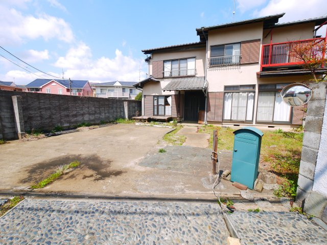 八街市八街ほ　中古戸建の駐車場|内装リフォーム歴あり水回含  駐車4台可能 リビング約16帖 本下水 JR総武本線八街駅徒歩約24分
