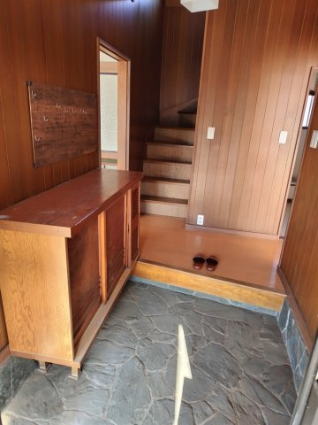 八街市八街ほ　中古戸建の玄関|内装リフォーム歴あり水回含  駐車4台可能 リビング約16帖 本下水 JR総武本線八街駅徒歩約24分