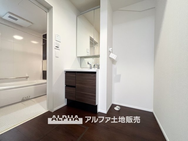 ~立川栄町2丁目新築4棟~ Newly built house　4号棟のランドリースペース|【Laundry space】
◆ランドリースペース◆洗濯機まわりにゆとりのある設計。浴室換気乾燥機を備えているため、天候を気にせず洗濯ができ、忙しい毎日の家事負担を軽減してくれます。