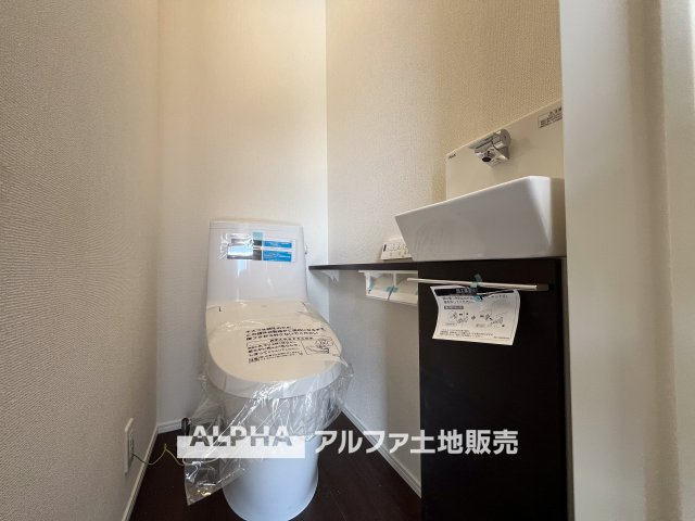 ~立川栄町2丁目新築4棟~ Newly built house　4号棟のトイレ|【Warm water flush toilet】
◆温水洗浄便座付きトイレ◆お掃除も楽々。快適に過ごすためには今や欠かせない設備の一つです。壁掛けリモコンで使いやすくいつでも清潔に保てます。