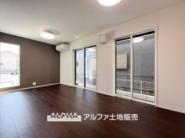 ~立川栄町2丁目新築4棟~ Newly built house　4号棟の居間・リビング|【Daily Comfort】
◆リビング◆
家族が集まる中心の空間だからこそ、明るさと使いやすさを重視。食事や団らんの時間を心地よく演出します。
