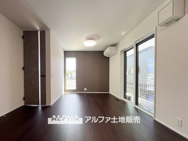 ~立川栄町2丁目新築4棟~ Newly built house　4号棟の居間・リビング|【Open Window】
◆リビング◆
ワイドな開口部が室内に開放感をもたらします。自然光を取り込みながら、毎日を気持ちよく過ごせる空間です。
