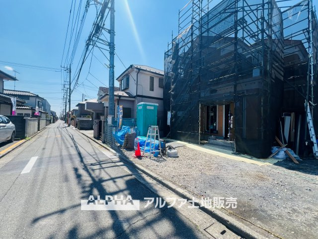 ~立川栄町2丁目新築4棟~ Newly built house　4号棟の前面道路含む現地写真|【Blue sky】
◆青空に包まれて◆ベランダから望む紺碧の空。外を眺め時を忘れるなんて、ひさしかたぶりだろうか。こんなにも広く美しい情景が我が家にも広がっているなんて。こんな時間を大切にしたい。