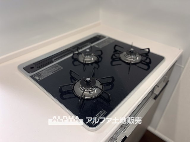~立川栄町2丁目新築4棟~ Newly built house　4号棟のキッチン|【gas stove】◆ガスコンロ◆使い勝手に配慮されたガスコンロを備えたキッチン。火力調整がしやすく、毎日の調理がスムーズに進み、家事の時間を心地よく支えてくれます